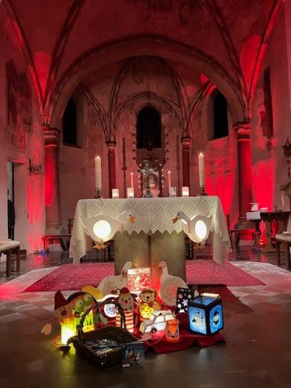 Selbstgebastelte Laternen stehen aufgebaut vor dem Altar in einer Kirche (c) Doris Bläser Selbstgebastelte Laternen stehen aufgebaut vor dem Altar in einer Kirche